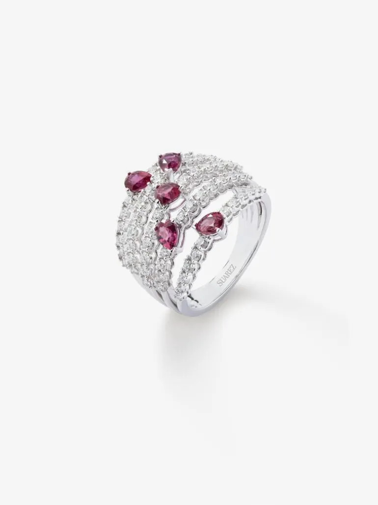Anillo de oro blanco de 18K con 60 diamantes en talla brillante con un total de 1 cts y 5 rubíes rojos en talla pera con un total de 1,14 cts