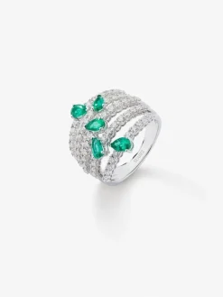 Anillo de oro blanco de 18K con 60 diamantes en talla brillante de con un total 1,02 cts y 5 esmeraldas verdes en talla pera con un total de 0,92 cts