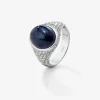 Anillo de oro blanco de 18K con zafiro azul en talla oval de 8,68 cts y 92 diamantes en talla brillante con un total de 1,23 cts