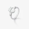 Anillo de oro blanco de 18K con diamante en talla oval de 3,01 cts y 2 diamantes en talla trapecio con un total de 0,49 cts