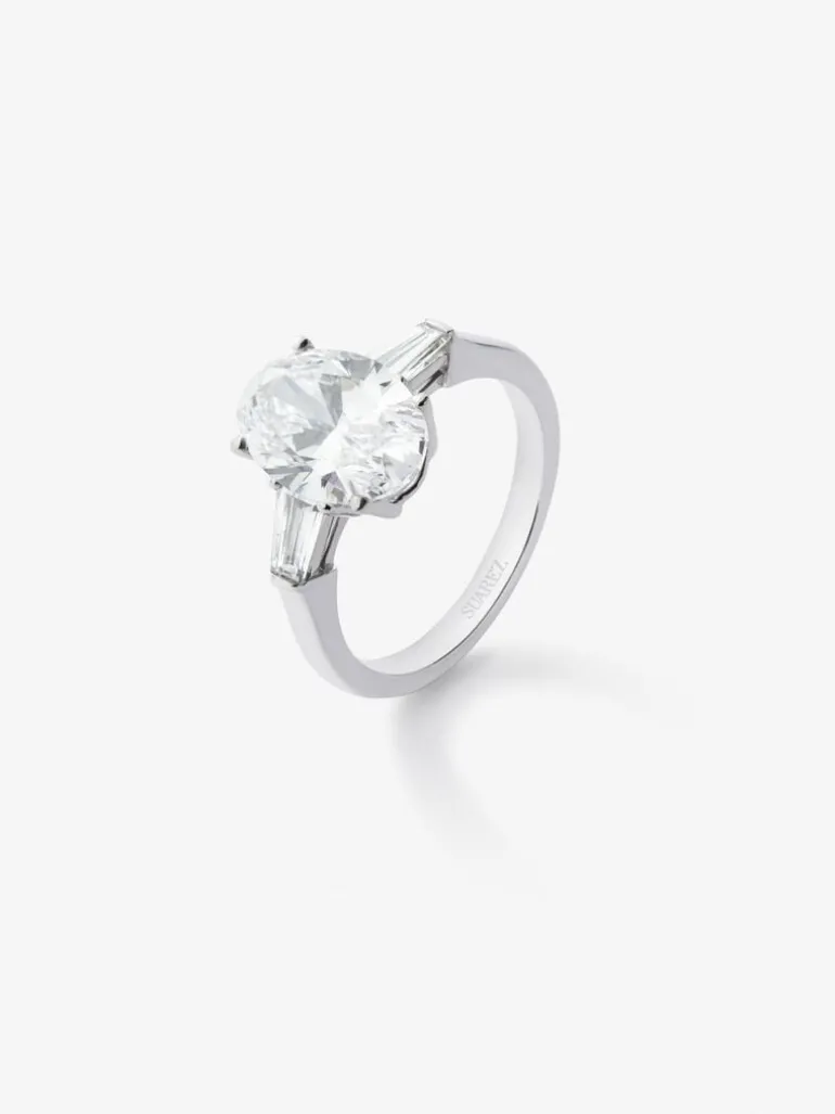Anillo de oro blanco de 18K con diamante en talla oval de 3,01 cts y 2 diamantes en talla trapecio con un total de 0,49 cts