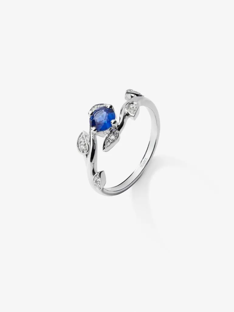 Anillo de oro blanco de 18K con zafiro azul en talla brillante de 0,46 cts y 12 diamantes en talla brillante con un total de 0,09 cts