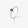 Anillo de oro blanco de 18K con zafiro azul en talla oval de 0,31 cts y 26 diamantes en talla brillante con un total de 0,216cts