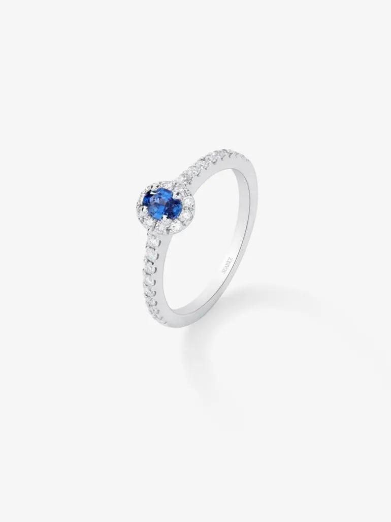Anillo de oro blanco de 18K con zafiro azul en talla oval de 0,31 cts y 26 diamantes en talla brillante con un total de 0,216cts