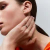 Anillo de oro blanco de 18K con zafiro azul en talla oval de 0,3 cts y brazo de 16 diamantes en talla brillante con un total de 0,2 cts