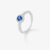 Anillo de oro blanco de 18K con zafiro azul en talla brillante de 0,71 cts y orla y brazo de 26 diamantes en talla brillante con un total de 0,36 cts
