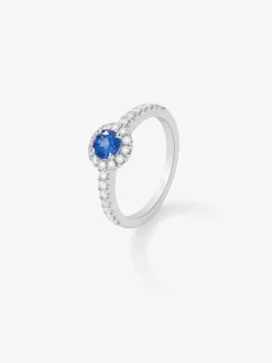Anillo de oro blanco de 18K con zafiro azul en talla brillante de 0,35 cts y orla y brazo de 24 diamantes en talla brillante con un total de 0,32 cts