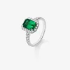 Anillo de oro blanco de 18K con esmeralda verde en talla octogonal de 1,67 cts y orla y brazo de 30 diamantes en talla brillante con un total de 0,43 cts
