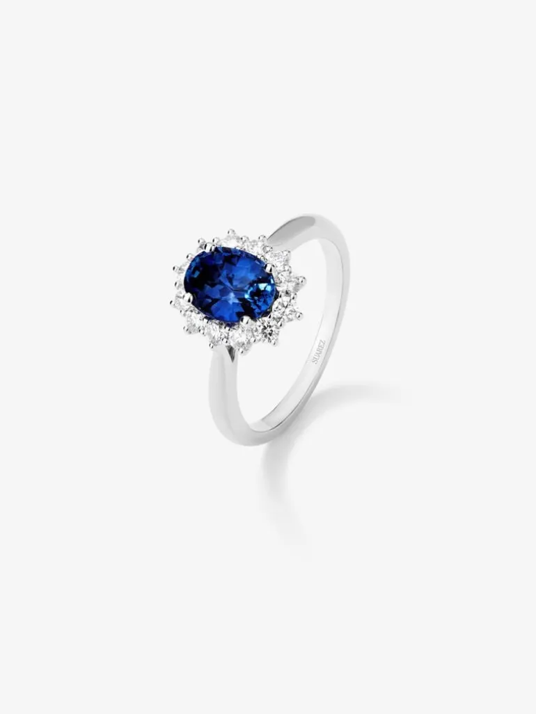 Anillo de oro blanco de 18K con zafiro azul royal en talla oval de 2,02 cts y diamantes blancos en talla brillante de 0,35 cts