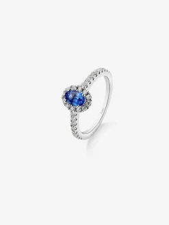 Anillo de oro blanco de 18K con zafiro azul 0,6 cts y 28 diamantes en talla brillante con un total de 0,39 cts
