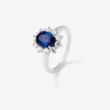 Anillo de oro blanco de 18K con zafiro azul en talla oval de 1,5 cts y 12 diamantes en talla brillante con un total de 0,53 cts