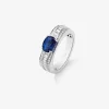 Anillo de oro blanco de 18K con zafiro azul royal en talla cushion de 1,56 cts y 96 diamantes en talla baguette y brillante con un total de 0,71 cts