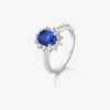 Anillo de oro blanco de 18K con zafiro azul cornflower en talla oval de 2,26 cts y 12 diamantes en talla brillante con un total de 0,47 cts