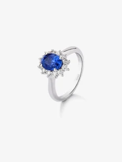 Anillo de oro blanco de 18K con zafiro azul cornflower en talla oval de 2,26 cts y 12 diamantes en talla brillante con un total de 0,47 cts