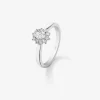 Anillo de oro blanco de 18K con diamante blanco central en talla oval de 0,3 cts y orla de 10 diamantes en talla brillante con un total de 0,18 cts