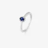 Anillo de oro blanco de 18K con zafiro azul en talla oval de 0,32 cts y diamantes en talla brillante con un total de 0,17 cts