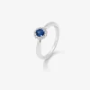 Anillo de oro blanco de 18K con zafiro azul royal en talla oval y diamantes en talla brillante