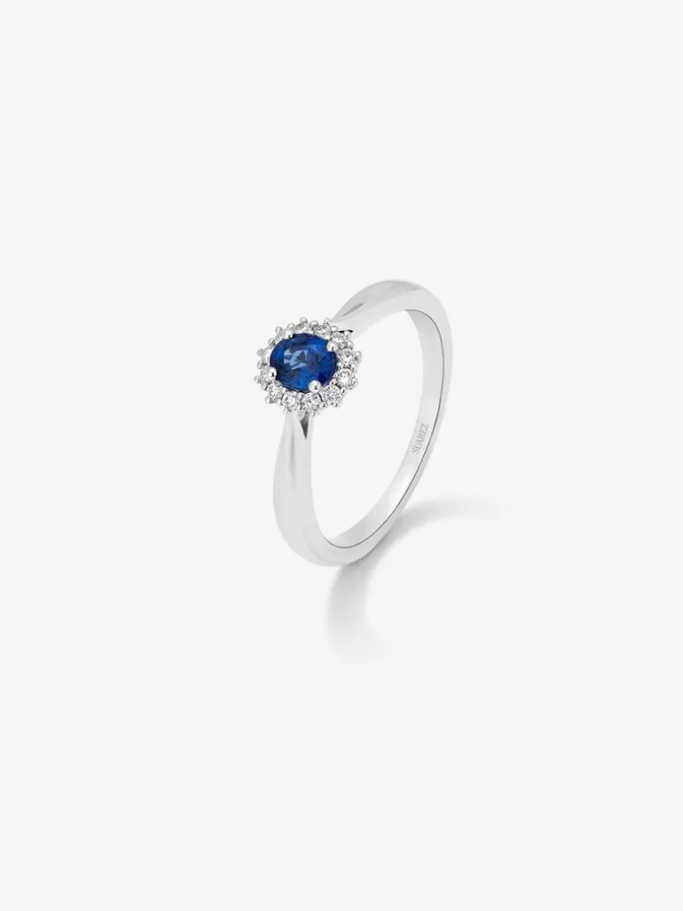 Anillo de oro blanco de 18K con zafiro azul royal en talla oval y diamantes en talla brillante