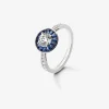 Anillo de oro blanco de 18K con 15 diamantes en talla brillante con un total de 0,88 cts y 14 zafiros azules en talla trapecio con un total de 0,67 cts