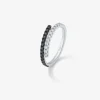 Anillo de oro blanco de 18K con 14 diamantes blancos en talla brillante con un total de 0,17 cts y 14 diamantes negros en talla brillante con un total de 0,19 cts