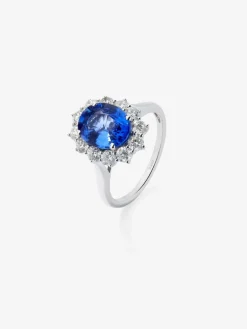 Anillo de oro blanco de 18K con zafiro azul royal en talla oval de 2,33 cts y orla de 12 diamantes en talla brillante con un total de 0,52 cts