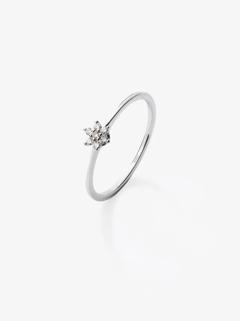 Anillo de oro blanco de 18K con 7 diamantes en talla brillante con un total de 0,07 cts y forma de estrella