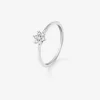 Anillo de oro blanco de 18K con 7 diamantes en talla brillante con un total de 0,14 cts y forma de estrella