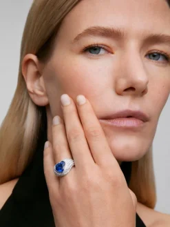 Anillo de oro blanco de 18K con 101 diamantes en talla brillante con un total de 2,22 cts y zafiro azul en talla corazón de 4,47 cts
