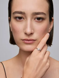 Anillo de oro blanco de 18K de diamantes en pavé