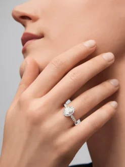 Anillo de oro blanco de 18K con diamante en talla oval de 1,03 cts y 30 diamantes en talla brillante con un total de 0,43 cts