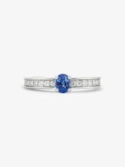 Anillo de oro blanco de 18K con zafiro azul en talla oval de 0,44 cts y 22 diamantes en talla brillante con un total de 0,15 cts