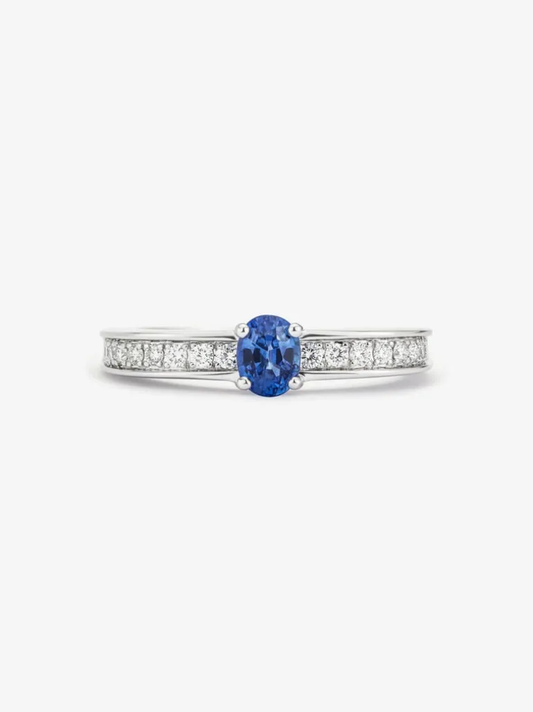 Anillo de oro blanco de 18K con zafiro azul en talla oval de 0,44 cts y 22 diamantes en talla brillante con un total de 0,15 cts