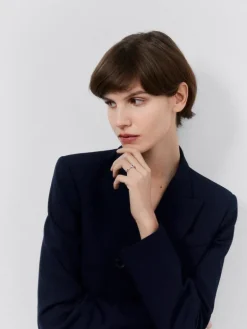 Anillo de oro blanco de 18K con zafiro azul en talla oval de 0,31 cts y diamantes en talla brillante con un total de 0,10 cts