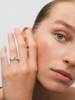 Anillo de oro blanco de 18K con esmeralda en talla oval de 0,32 cts y 22 diamantes en talla brillante con un total de 0,15 cts