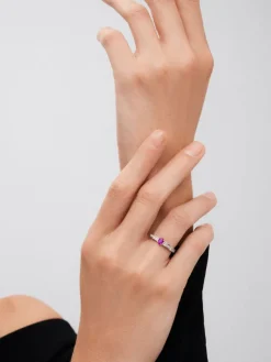 Anillo de oro blanco de 18K con rub&iacute; rojo en talla oval de 0,42 cts y 22 diamantes en talla brillante con un total de 0,16 cts