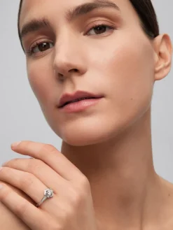 Anillo de oro blanco de 18K con un diamante central en talla brillante de 0,5 cts; 2 en talla baguette con un total de 0,16 cts y 26 en talla brillante con un total de 0,21 cts