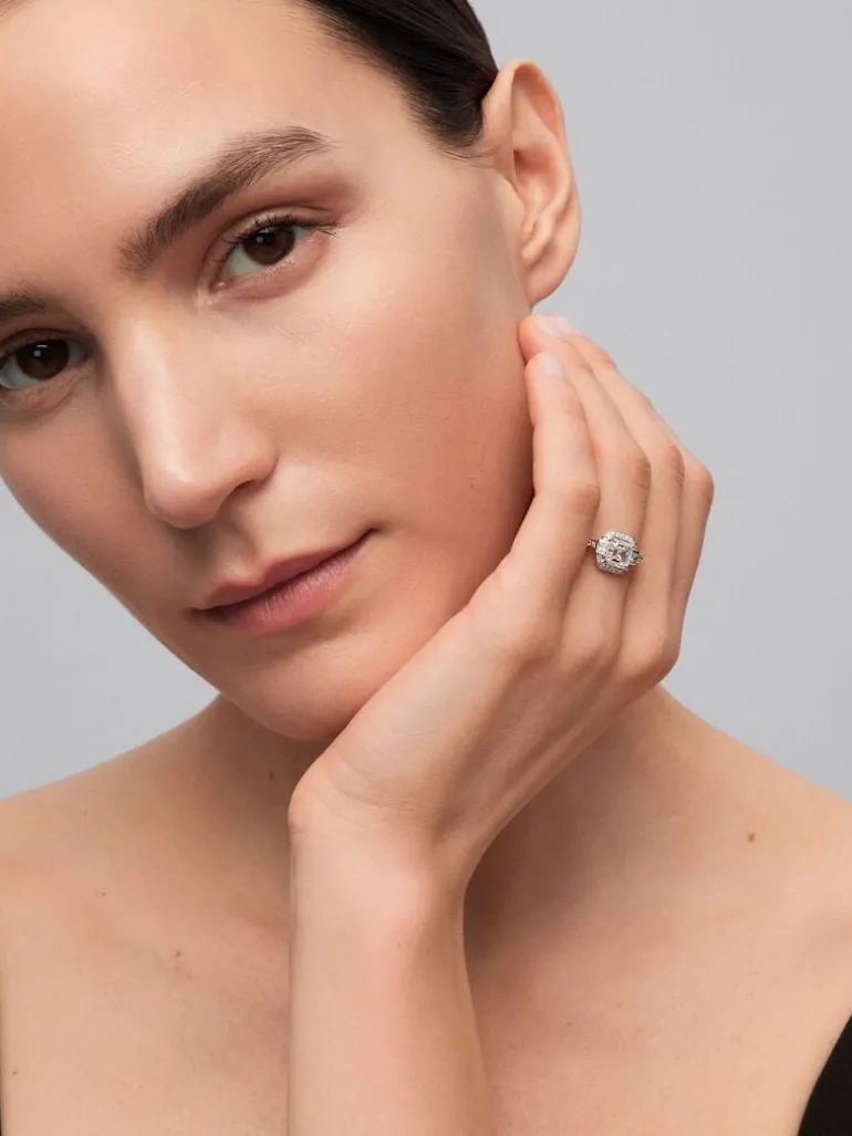 Anillo de oro blanco de 18K con diamante central en talla asscher de 1,51 cts, 2 diamantes en talla princesa con un total de 0,18 cts y 32 en talla brillante con un total de 0,26 cts