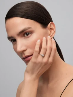 Anillo de oro blanco de 18K con un diamante central en talla brillante de 0,2 cts, 2 en talla baguette con un total de 0,05 cts y 38 en talla brillante con un total de 0,12 cts