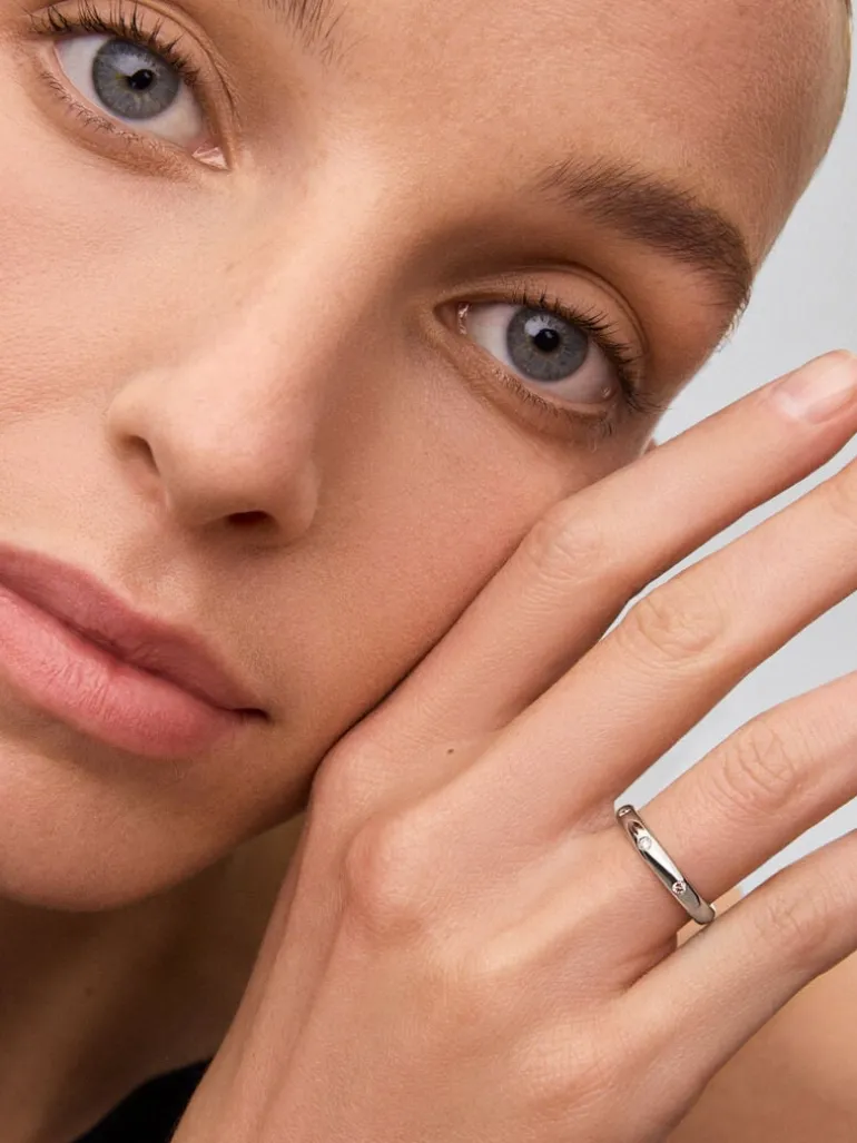Anillo de oro blanco de 18K con 3 diamantes en talla brillante con un total de 0,09 cts