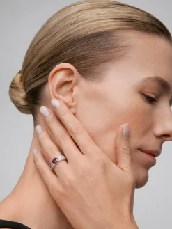 Anillo de oro blanco de 18K con rub&iacute; rojo pigeon blood en talla oval de 1,49 cts y 98 diamantes en talla baguette y brillante con un total de 0,81 cts