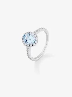 Anillo de oro blanco de 18K con aguamarina en talla oval de 1,6 cts y 32 diamantes en talla brillante con un total de 0,49 cts