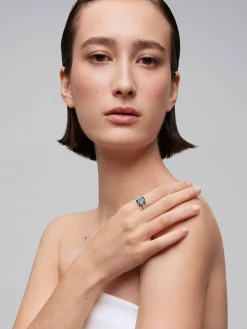 Anillo de oro blanco de 18K con topacio azul london en talla octogonal de 3,74 cts y 16 diamantes en talla brillante con un total 0,19 cts