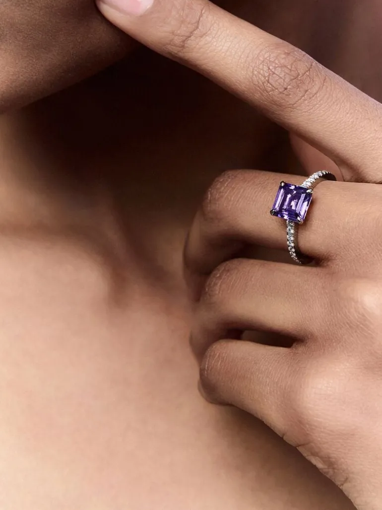 Anillo de oro blanco de 18K con amatista morada en talla radiant de 1,79 cts y 18 diamantes en talla brillante con un total de 0,18 cts