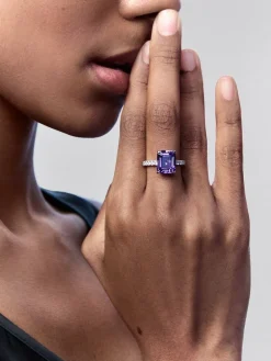 Anillo de oro blanco de 18K con amatista morada en talla esmeralda de 4,25 cts y 14 diamantes en talla brillante con un total de 0,32 cts