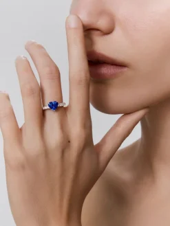 Anillo de oro blanco de 18K con zafiro azul royal en talla oval de 2,07 cts y diamantes blancos en talla brillante de 0,37 cts