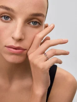 Anillo de oro blanco de 18K con rub&iacute; 0,45 cts y diamantes 0,2 cts