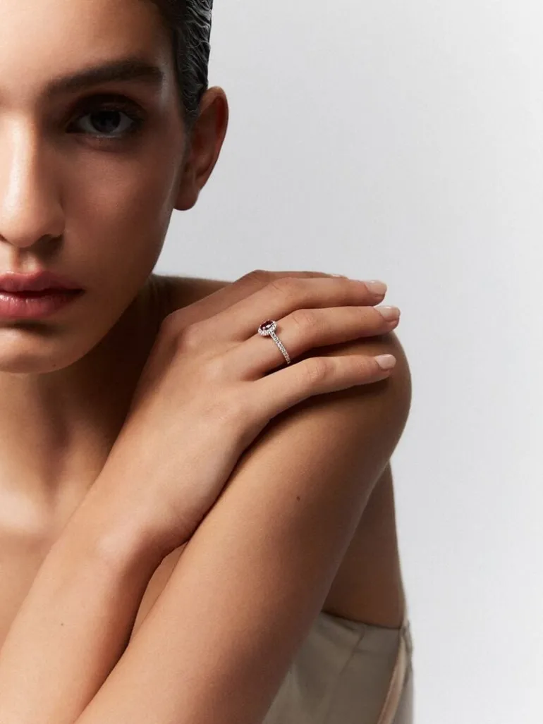 Anillo de oro blanco de 18K con rubí rojo intenso en talla oval de 0,52 cts y diamantes blancos en talla brillante de 0,29 cts