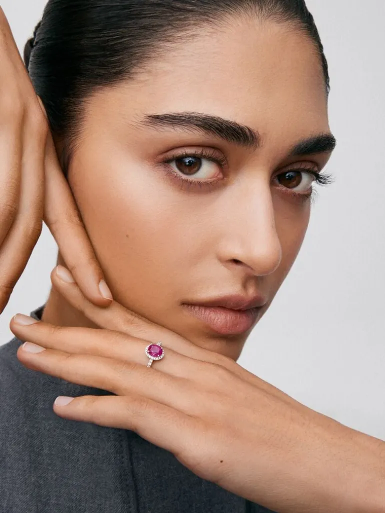 Anillo de oro blanco de 18K con rubí rojo intenso en talla oval de 0,68 cts y 30 diamantes en talla brillante con un total de 0,31 cts