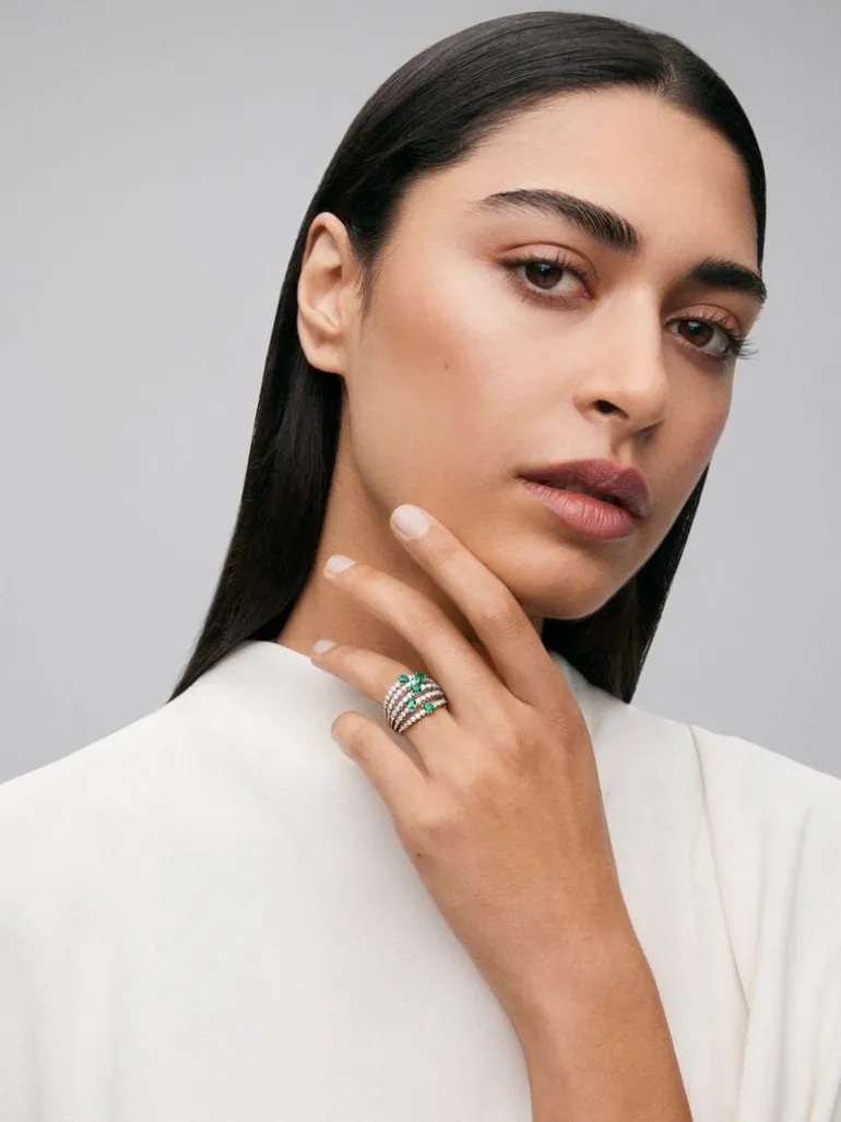 Anillo de oro blanco de 18K con 60 diamantes en talla brillante de con un total 1,02 cts y 5 esmeraldas verdes en talla pera con un total de 0,92 cts