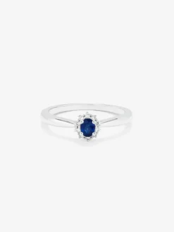 Anillo de oro blanco de 18K con zafiro azul en talla oval de 0,22 cts y 10 diamantes en talla brillante con un total de 0,08 cts